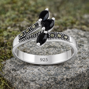 Marquise Ruby & Black Sapphire Leaf Ring in 925 sterling silver – detail view