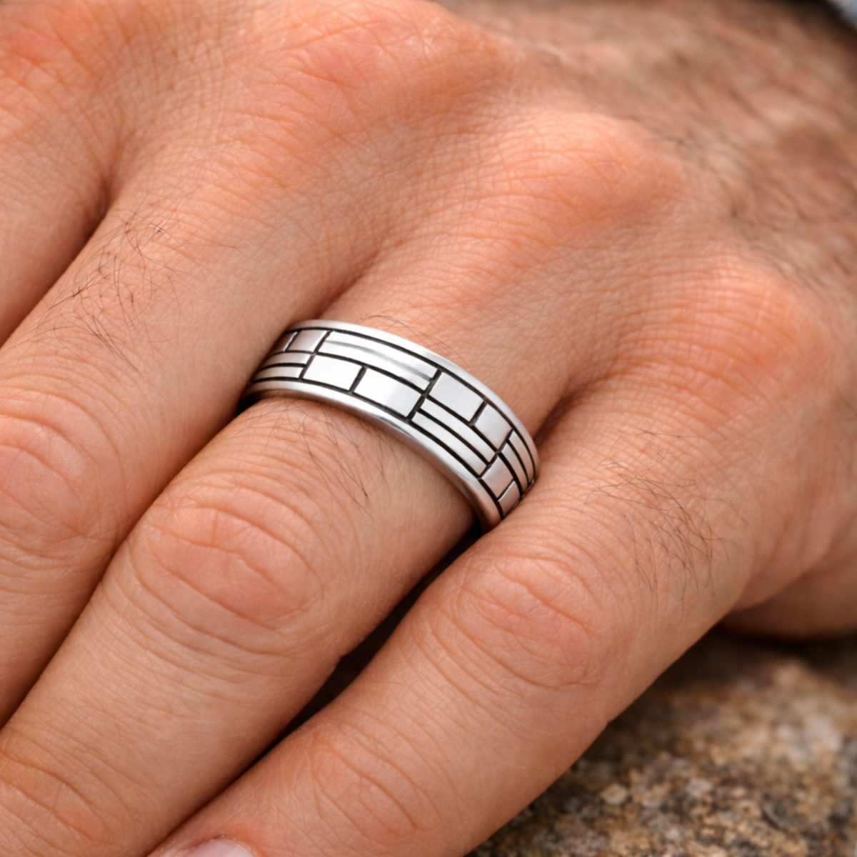 Brick Pattern Band Ring in 925 sterling silver – angle view